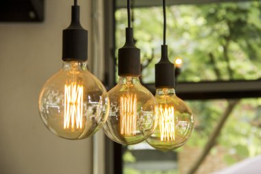 Retro tavandan asılı ampuller parlayan