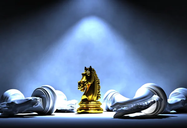 Cavaliere degli scacchi d'oro al centro dei riflettori tra il cavaliere degli scacchi bianchi che cade, il successo aziendale e il concetto di leadership — Foto Stock