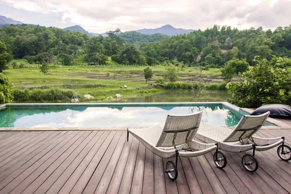 Piscină și șezlonguri cu vedere la munte — Fotografie de stoc gratuită