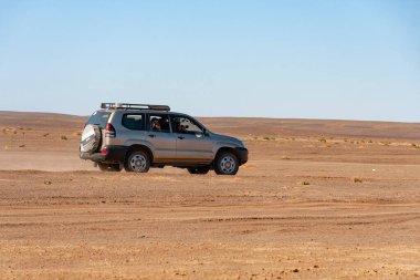 Fas 'ın Erg Chebbi çölünde 4x4 numaralı fotoğraf safarisi.