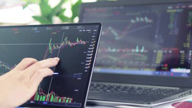 Tabletteki hisse alıntılarını inceleyen ve analiz eden adam