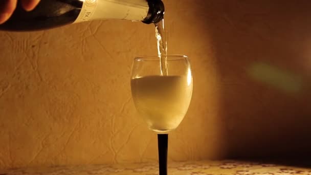 Champanhe derramando em copos — Vídeo de Stock