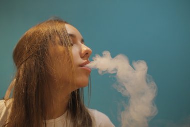 genç kız duman nargile partide