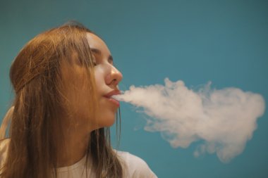 genç kız duman nargile partide