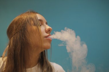 genç kız duman nargile partide