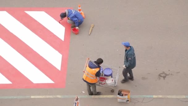 Trabalhadores pintar sinais rodoviários — Vídeo de Stock