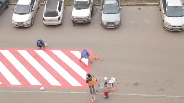 Рабочие рисуют дорожные знаки — стоковое видео