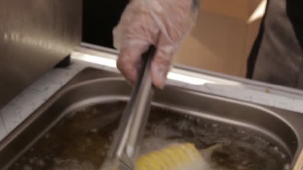 Jak zrobić ziemniaka żetonów — Wideo stockowe