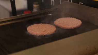 Bir tavada iki taze et Beşamel sos ızgara
