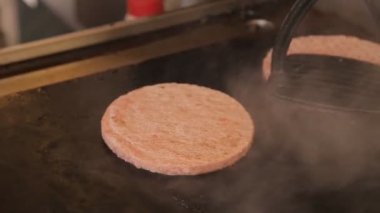 Bir tavada iki taze et Beşamel sos ızgara