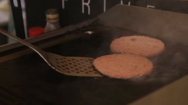 フライパン グリルに 2 つの新鮮な肉のカツレツ — ストック動画