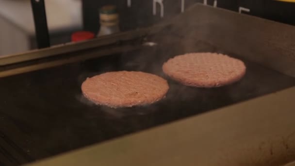 Två färska kött kotletter i en stekpanna grill — Stockvideo