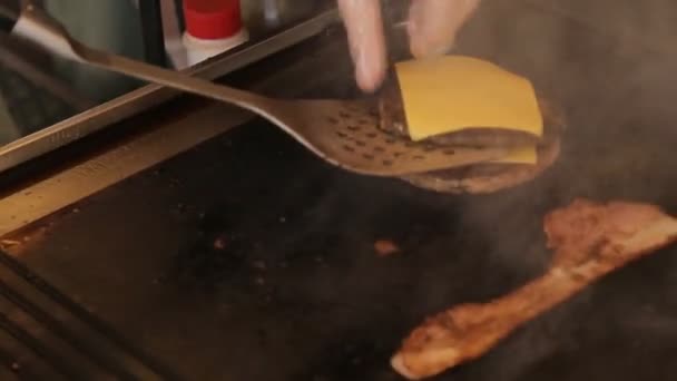 Két friss hús szelet egy serpenyőben grill — Stock videók