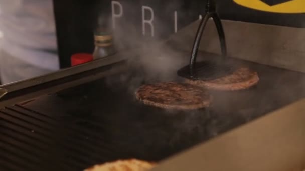 Két friss hús szelet egy serpenyőben grill — Stock videók