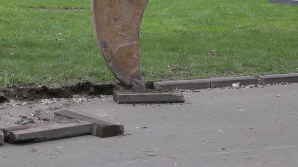 掘削機は道路の縁石を抽出します。 — ストック動画