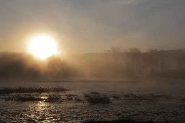 Şafak sis Nehri üzerinde
