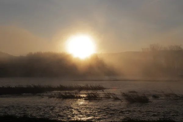 Şafak sis Nehri üzerinde