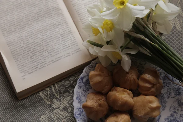 kek ve kitap çiçeklerle