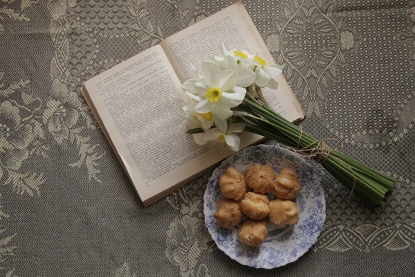 kek ve kitap çiçeklerle