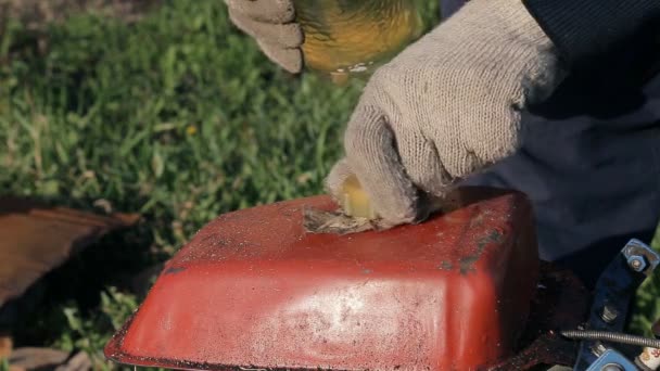 Gang-achter trekker in een dorp — Stockvideo