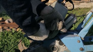bir köyde yürüyüş arka plan traktör