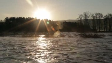 Şafak sis Nehri üzerinde