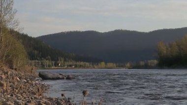 Şafak sis Nehri üzerinde