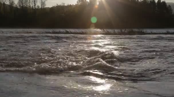 Die Morgendämmerung am Fluss mit Nebel — Stockvideo