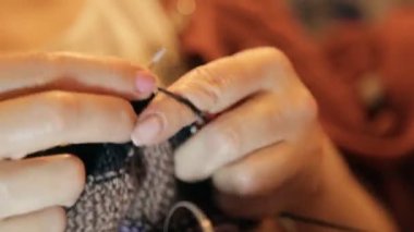 kadının elleri, örgü, yakın çekim