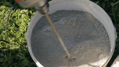 bir kova çimento karıştırma
