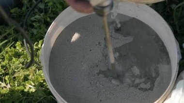 bir kova çimento karıştırma