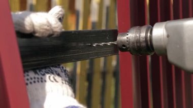 köyde metal çit onarmak