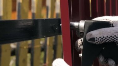 köyde metal çit onarmak