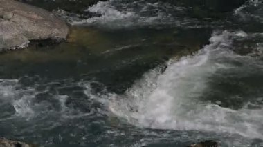 küçük dağ nehir