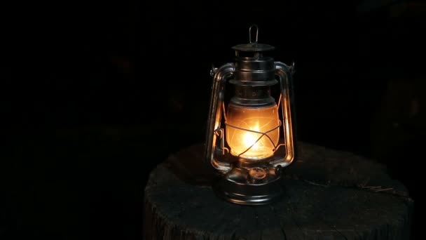 La lámpara de queroseno en la noche — Vídeo de stock