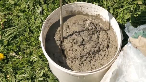 在桶里搅拌水泥 — 图库视频影像