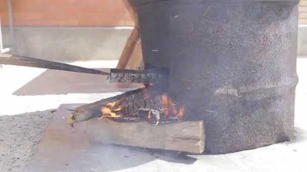 Brennholz für Hexenkessel im Freien — Stockvideo