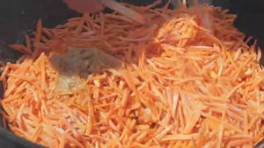 bir kazan içinde pilav pişirme