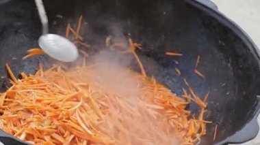 bir kazan içinde pilav pişirme