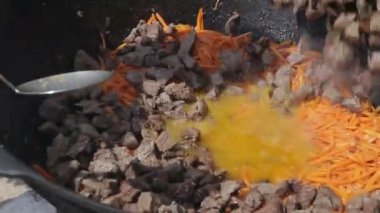 bir kazan içinde pilav pişirme