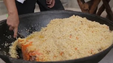 bir kazan içinde pilav pişirme