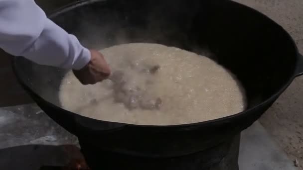 Cocinar pilaf en un caldero — Vídeos de Stock