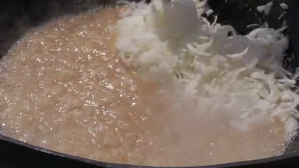 Pilaf de cuisson dans un chaudron — Video