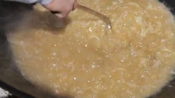 Cozinhar pilaf em um caldeirão — Vídeo de Stock