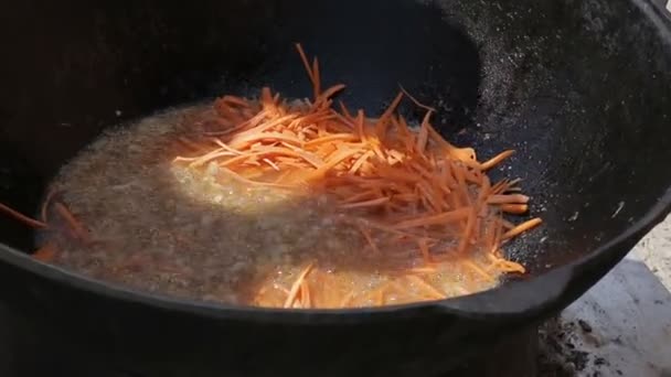 Kochen pilaf in einem Kessel — Stockvideo