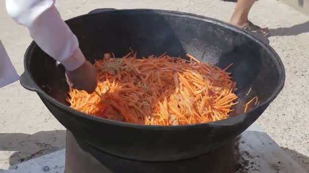 Pilaf de cuisson dans un chaudron — Video