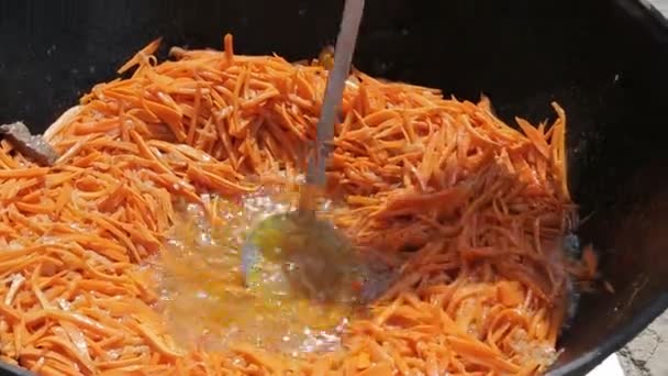 Cocinar pilaf en un caldero — Vídeos de Stock