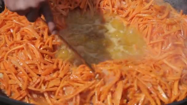 Kochen pilaf in einem Kessel — Stockvideo