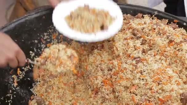 Memasak pilaf dalam kuali — Stok Video