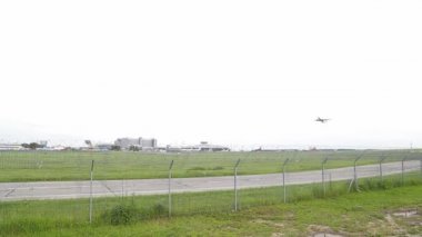 uçak bir gökyüzünde uçar